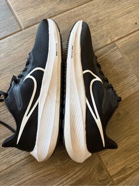 Nike AIR ZOOM PEGASUS 39
"BLACK WHITE" size 10.5